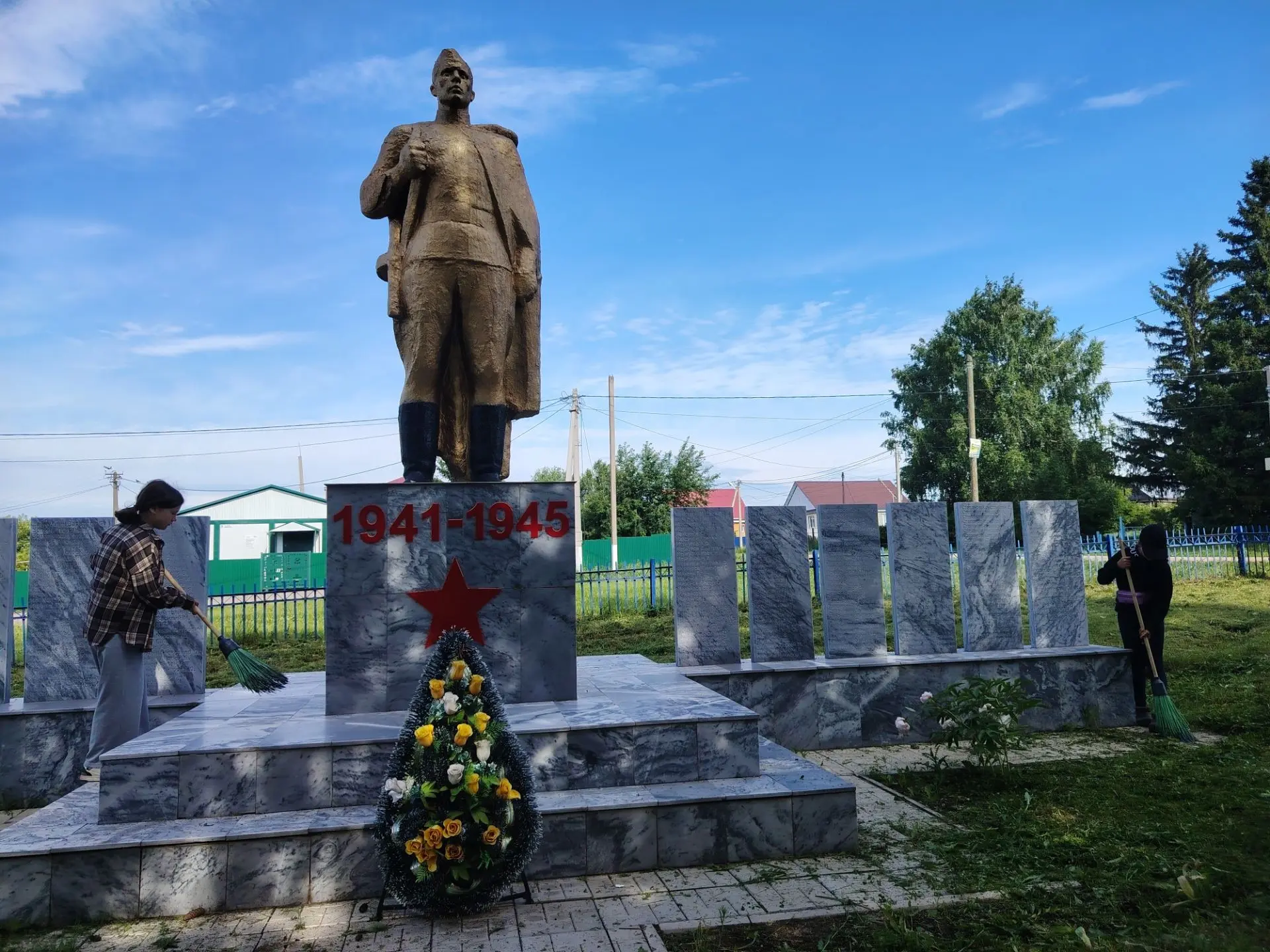Ученики СОШ с.Енгалышево привели в порядок памятное место 
 
🌿 Сегодня ребята из нашей школы принял
