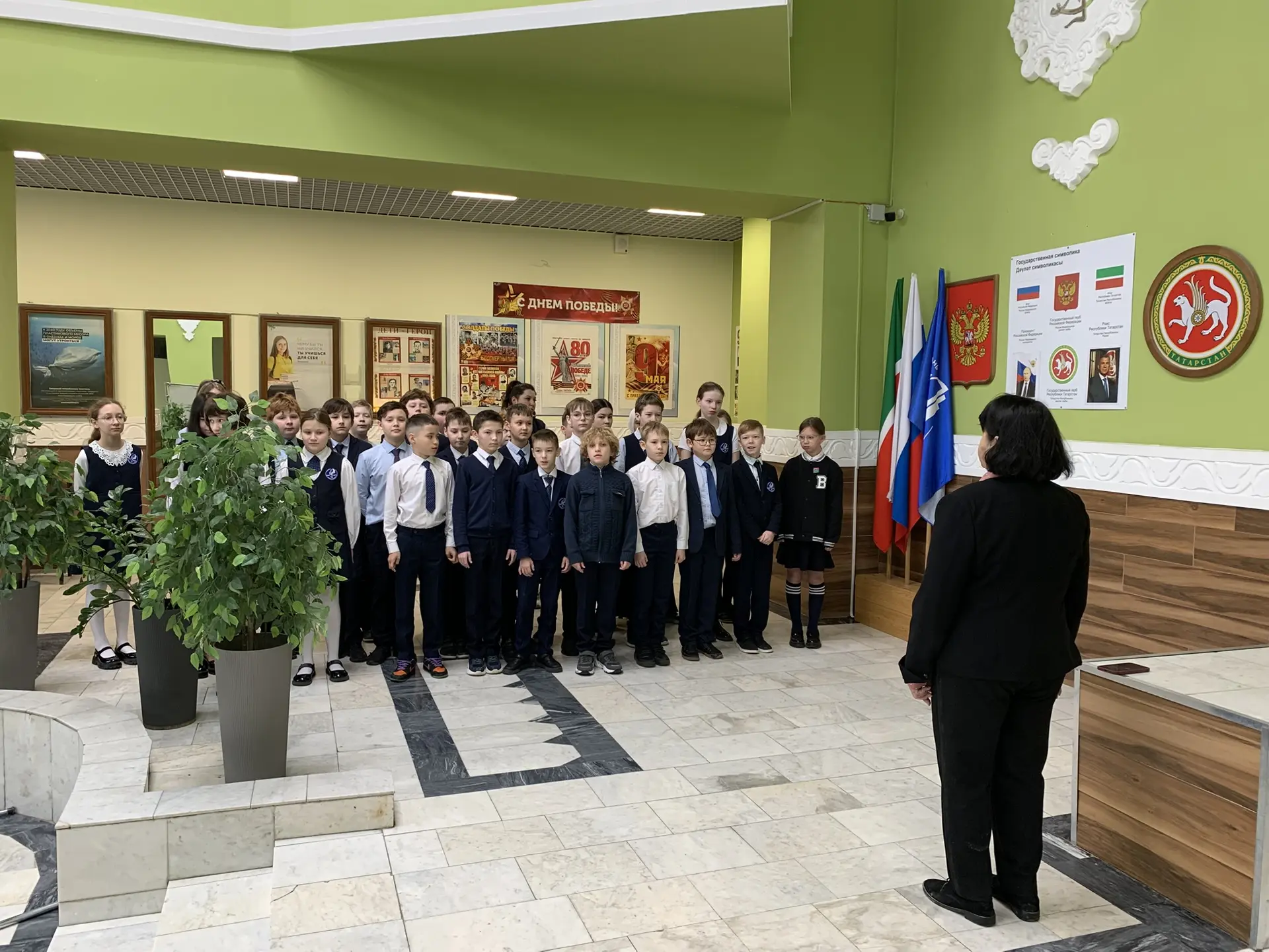 🇷🇺 НАЧАЛО УЧЕБНОЙ НЕДЕЛИ  Учебная неделя началась с торжественного поднятия государственных флагов Р