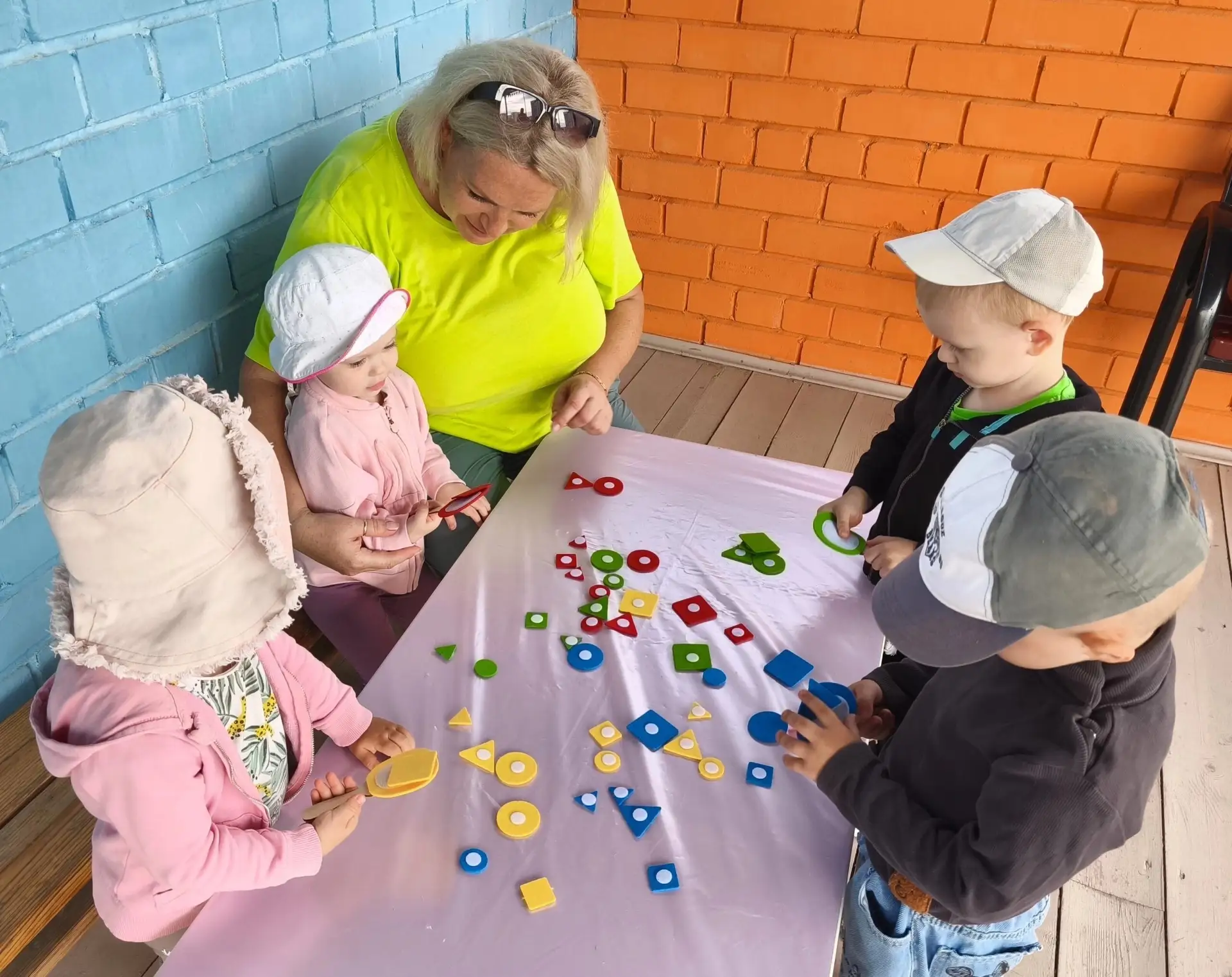 ☀️В тёплый сезон прогулка становится естественной площадкой для решения сразу нескольких задач: разв