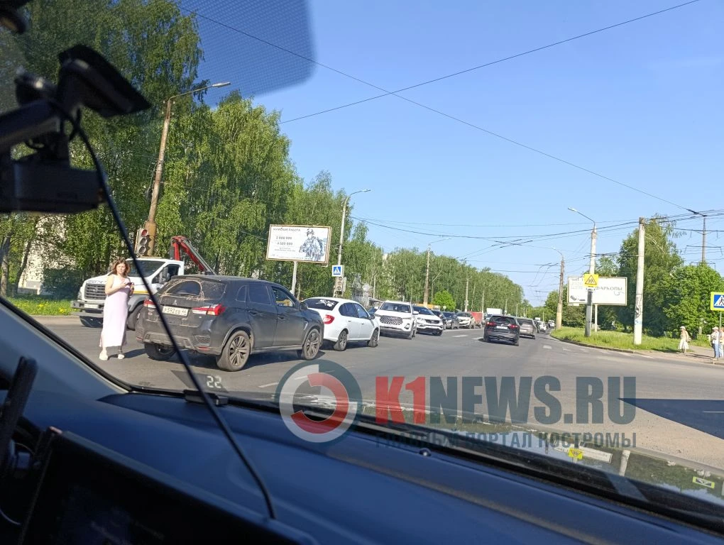 ‼️Профсоюзная "стоит" в пробке. Авария перекресток улиц Профсоюзной с Центральной, левый ряд