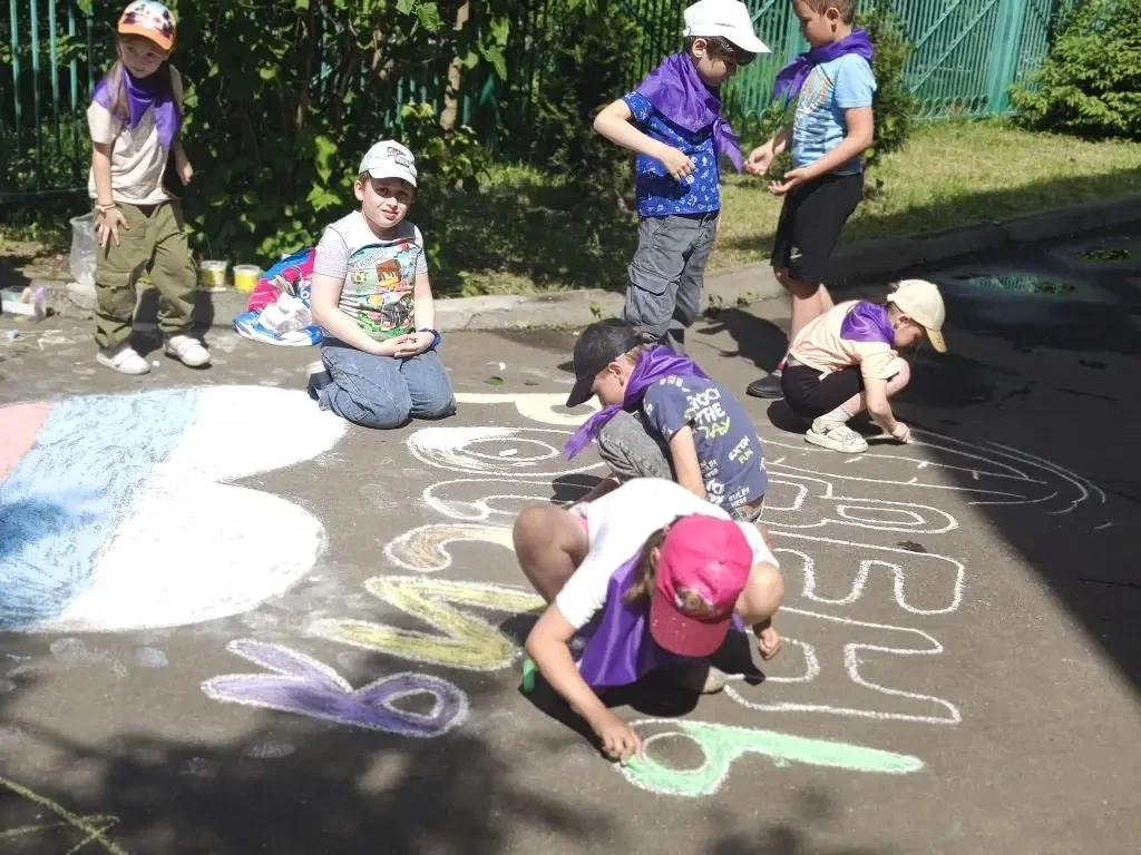 🎨 Мел, солнце, музыка и детство!

В честь Дня России у нас прошел настоящий праздник творчества. В 