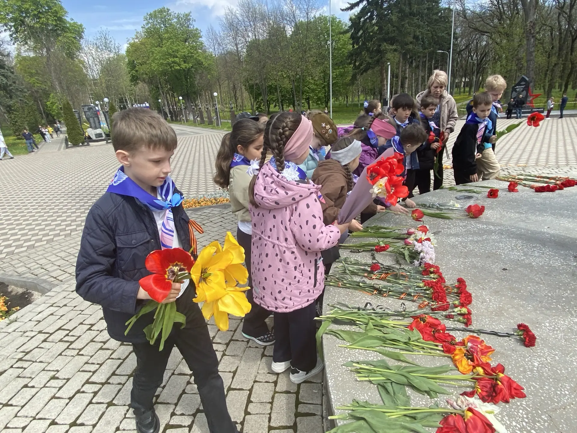 🌅 Утро Победы: вместе вспоминаем героев! Сегодня обучающиеся МБОУ СОШ 8 и активисты «Орлят России» п