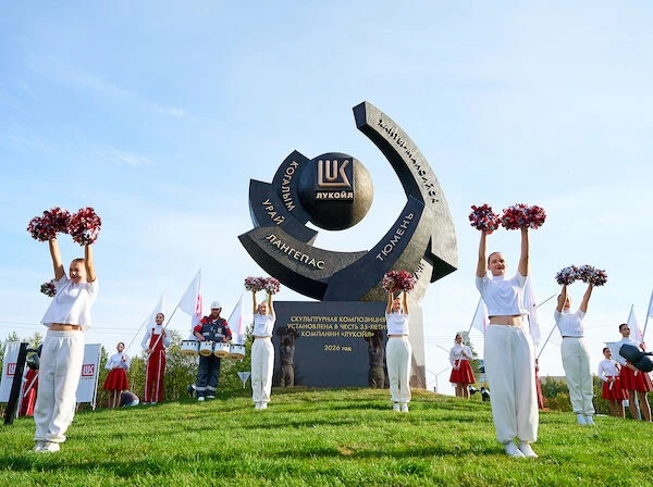 В Когалыме открыли монумент к юбилею «Лукойла»