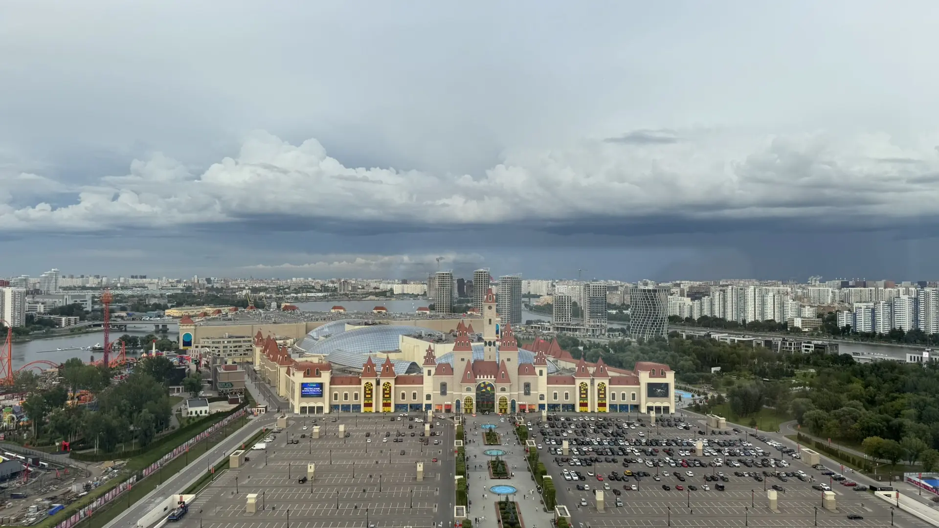 Живем напротив парка.