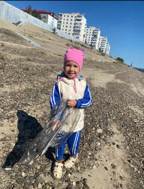Родители с детьми приняли участие в городском субботнике.