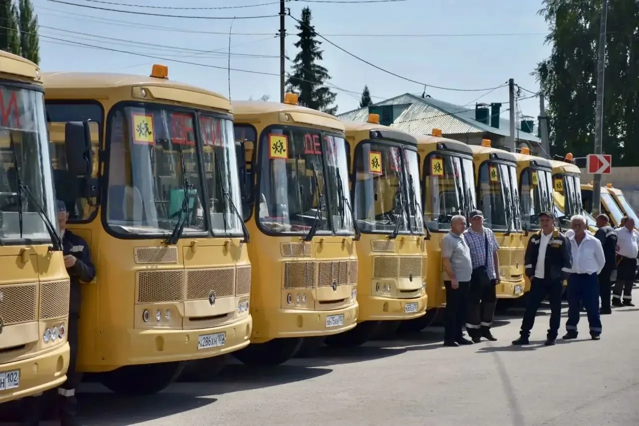Традиционный смотр школьных автобусов, перед началом нового учебного года.