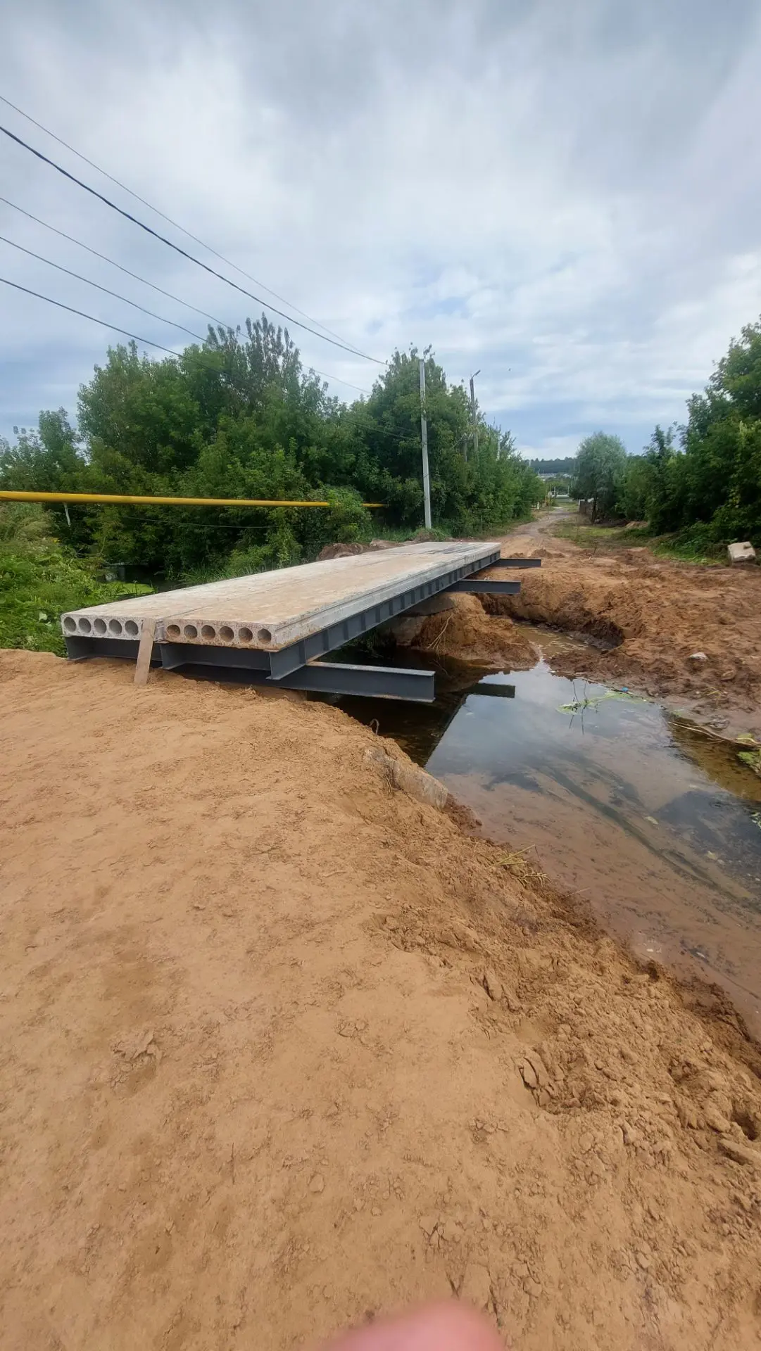 Продолжаем строительство моста через р. Курумку, возводим новый крепкий пешеходный мост...