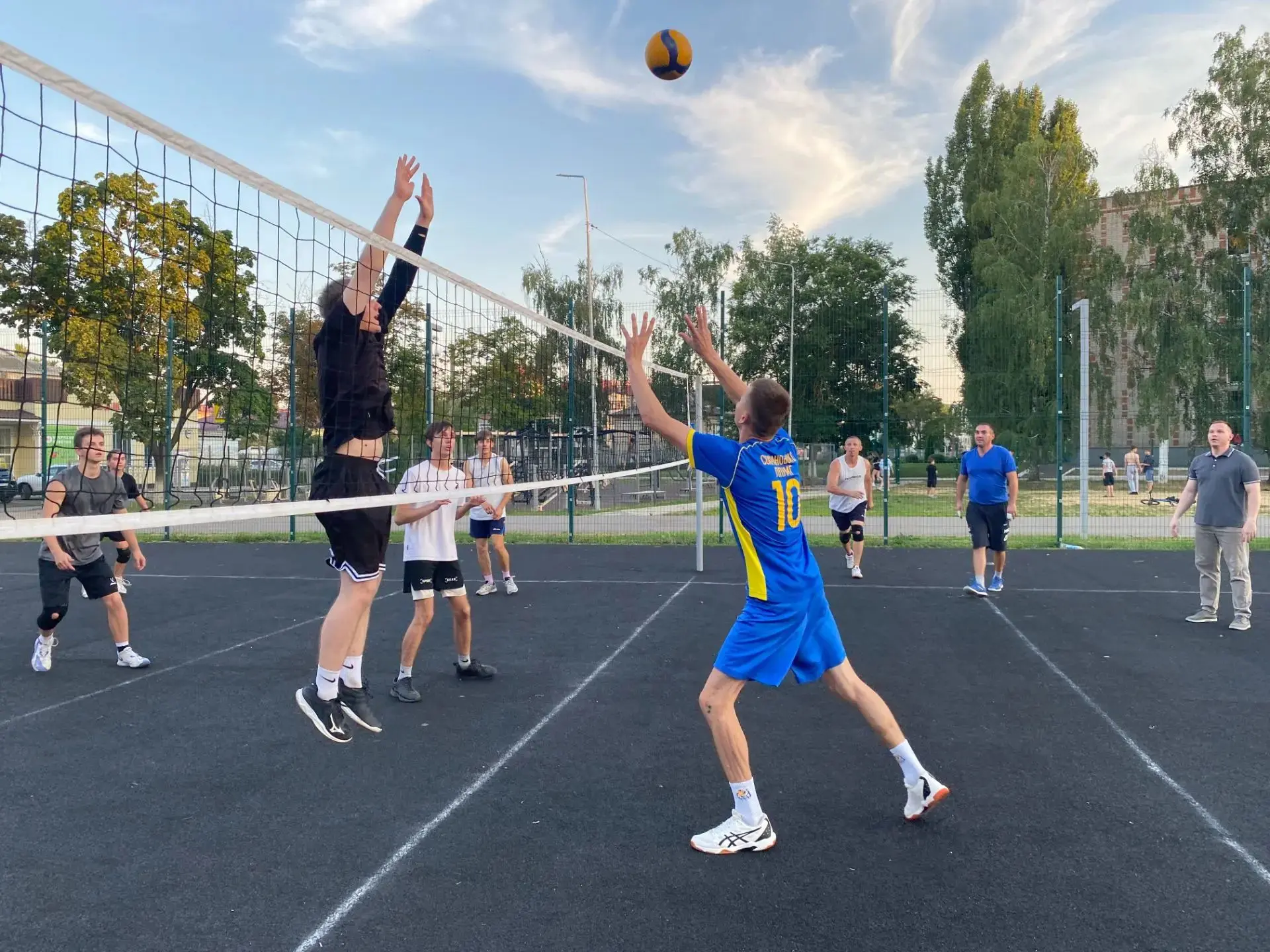 🏐 Шестой тур соревнований по дворовому волейболу завершился со следующими результатами:

"Сокол" - 