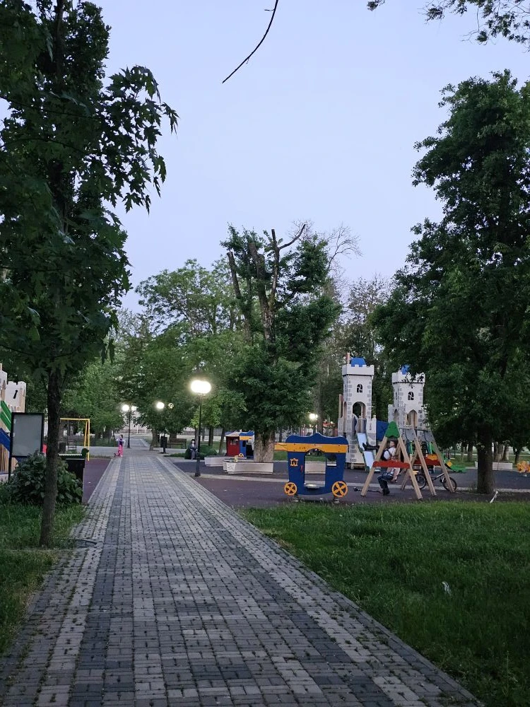 Тихий вечер в станице  Теплый майский вечер опустился на наш райцентр. В центральном парке возле Дом