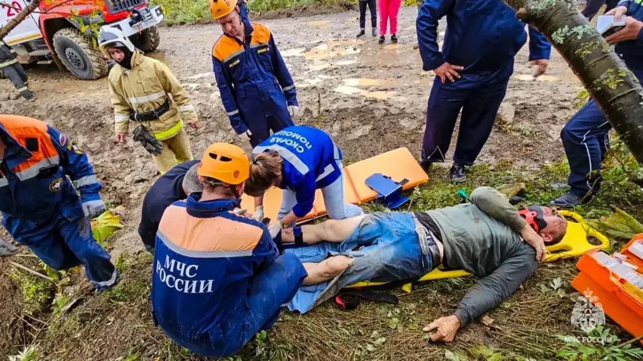 Водителя КамАЗа зажало в кабине после опрокидывания на дороге Курильск — Буревестник
