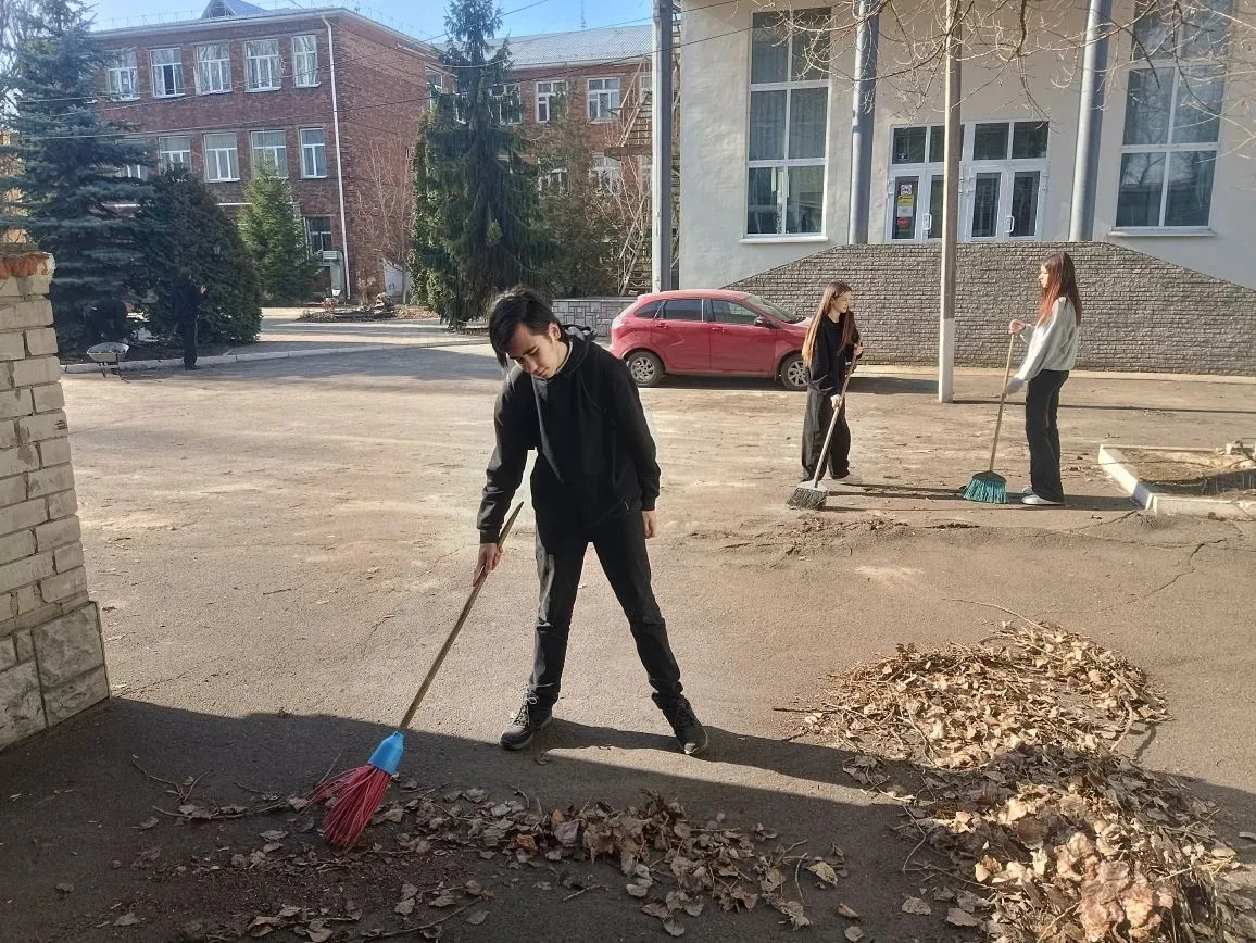 Студенты нашего филиала РГУПС вышли на субботник. Приводили в порядок территорию возле корпуса на ул
