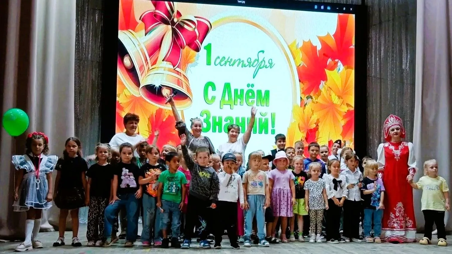 Есть праздник Знаний в сентябре,