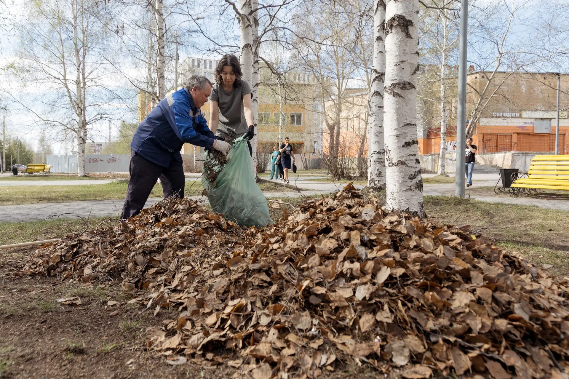 С заботой о городе: в Сургуте начались городские субботники  Уборка состоялась на девяти городских т
