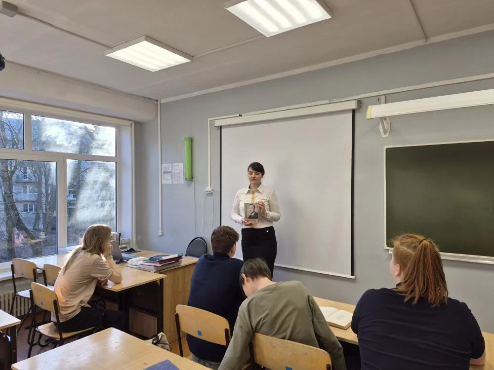 В преддверии Всемирного дня поэзии, который отмечается 21 марта, в 9-м классе прошел классный час с 