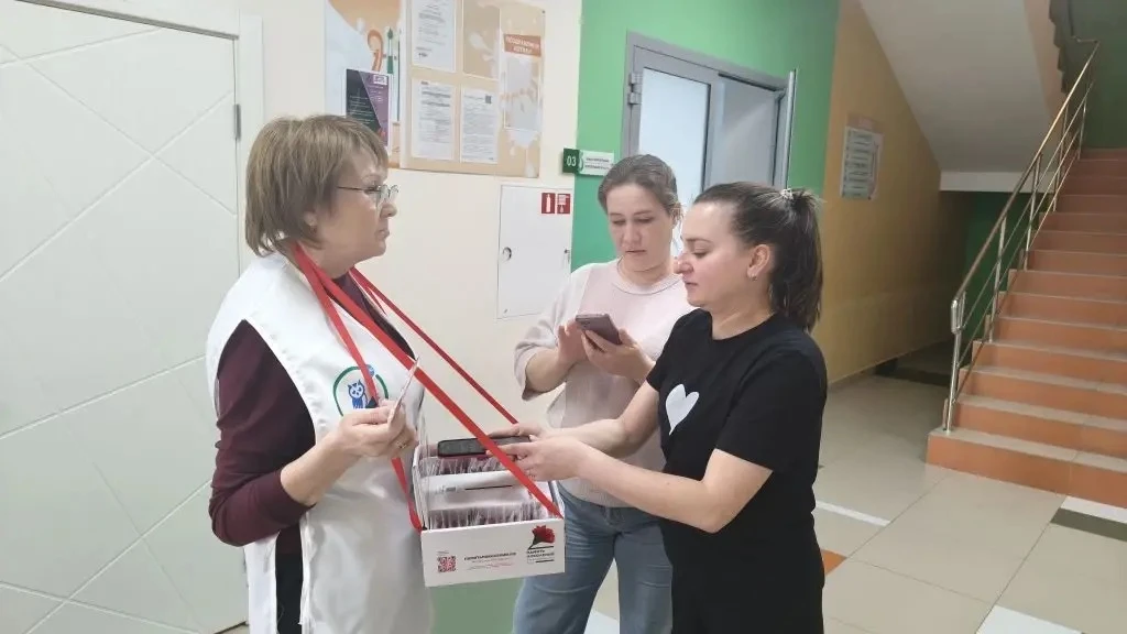Красная гвоздика — символ памяти и благодарности .