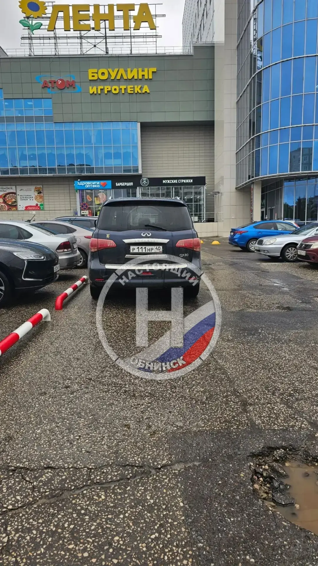 🤬Регулярно наблюдаем, как у «Плазы» автомобили паркуют вторым рядом. Честно говоря, сил терпеть это