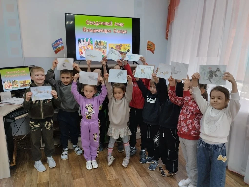 Старшая  "Б" группа посетила библиотеку. Мероприятие было посвящено писателю Владимиру Михайловичу С