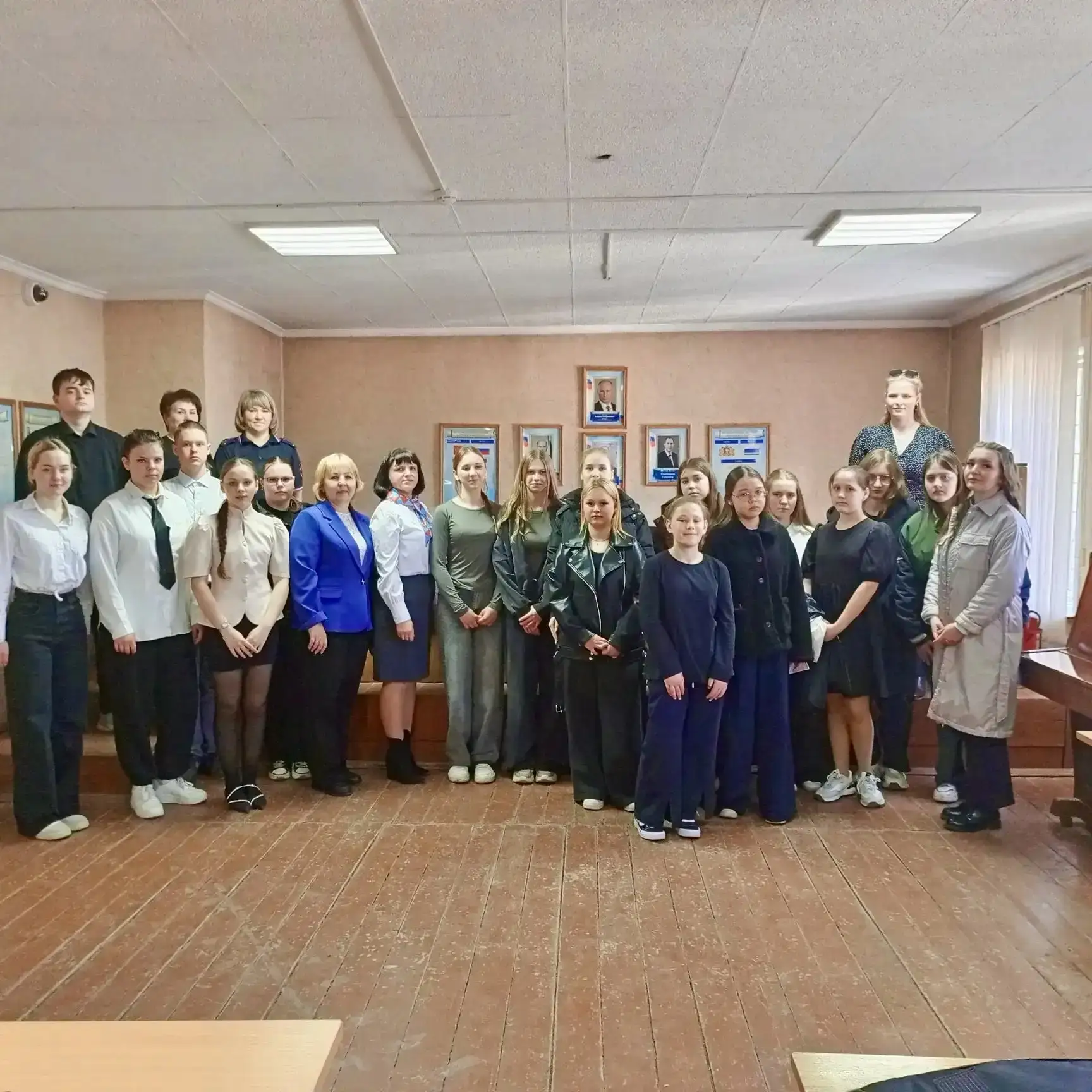 Раскрыли секреты службы: школьники побывали на профтуре в полиции🫆  В рамках фестиваля профессий Все