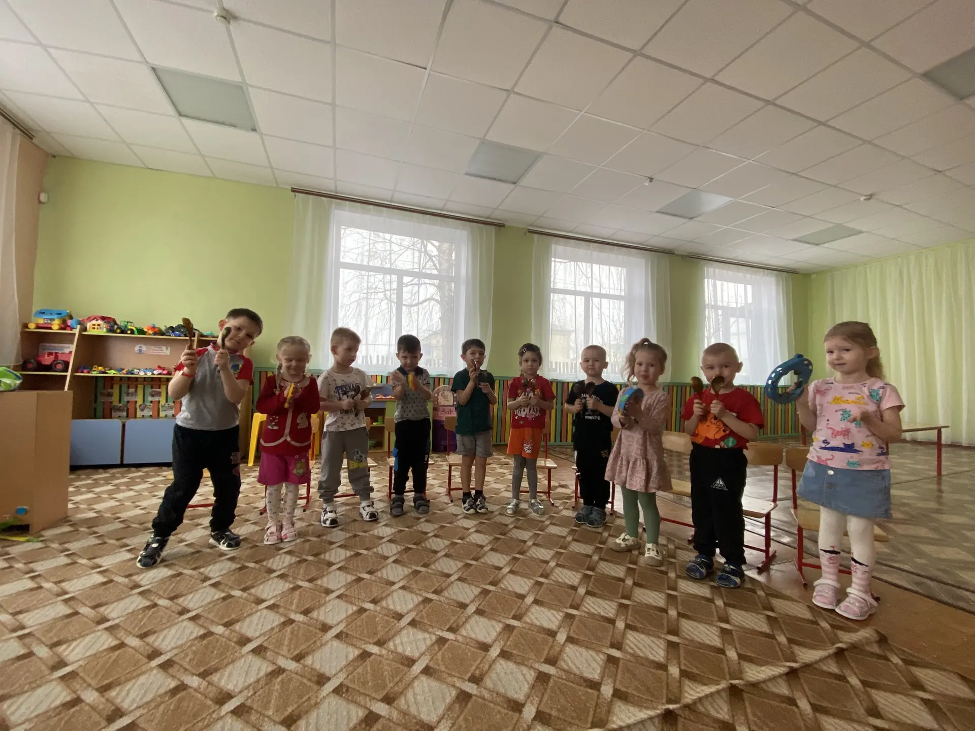 «Музыкантами мы стали,
Ложки, бубны в руки взяли,
Плясовую заиграли…»👶🏻👦👧🏻
Освоение приемов игр