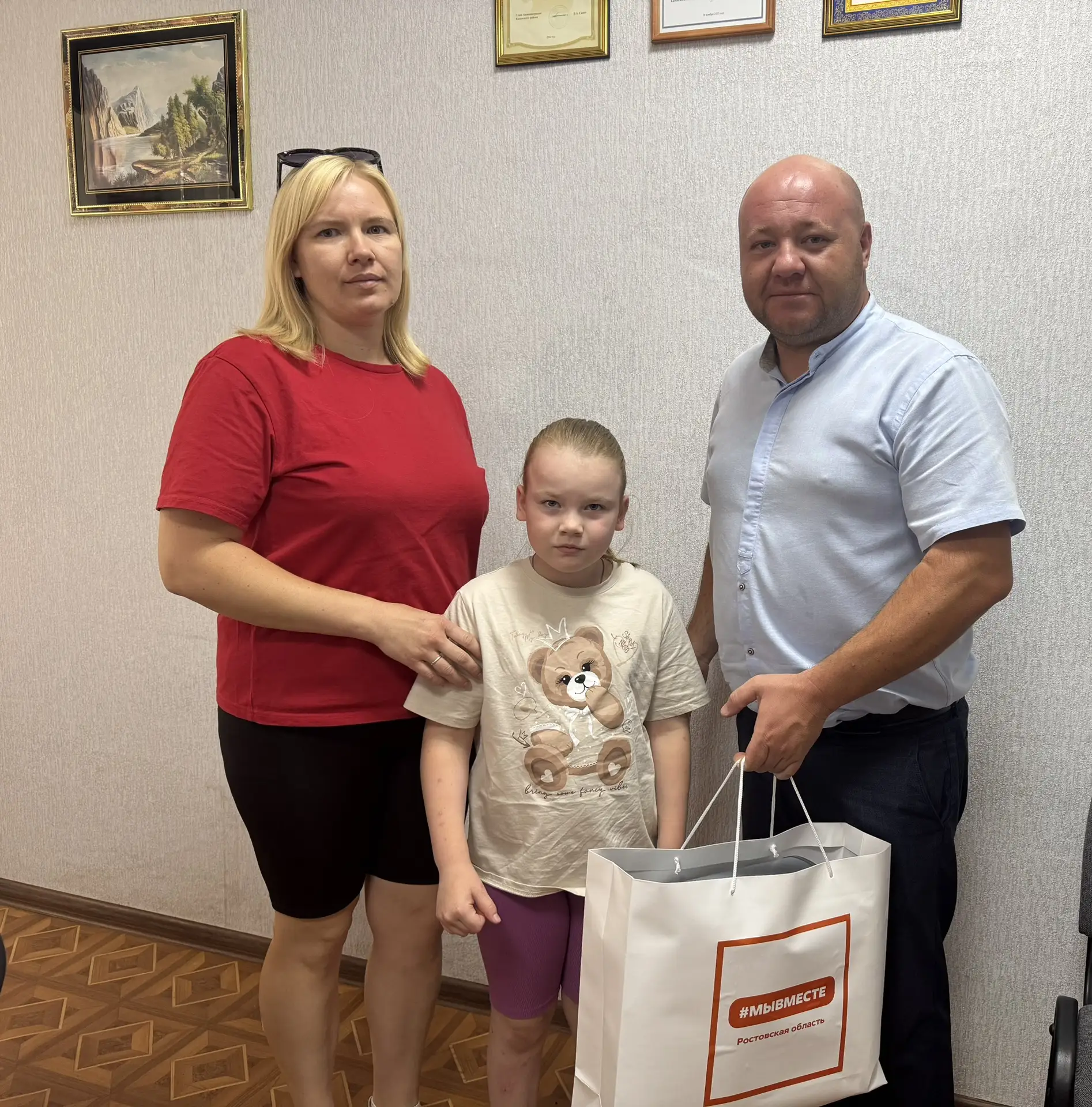 Штаб #МЫВМЕСТЕ поздравил первоклассников и передал им подарочные наборы к 1 сентября.