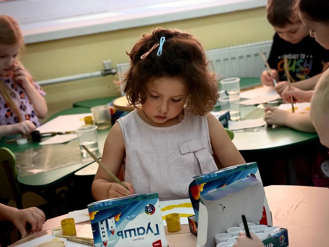 🎨 Знаете ли вы, что рисование красками помогает детям не только развивать воображение, но и тренируе