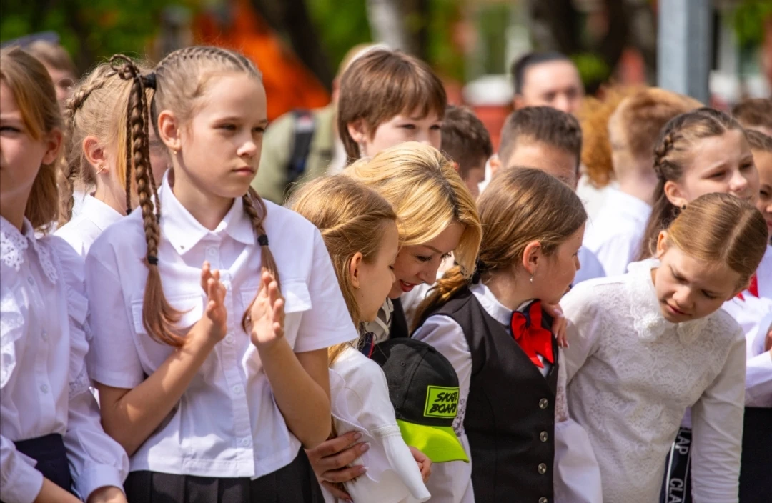🎓 В конце учебного года в нашей школе проходит традиционная линейка!  Мы чествуем отличников и актив