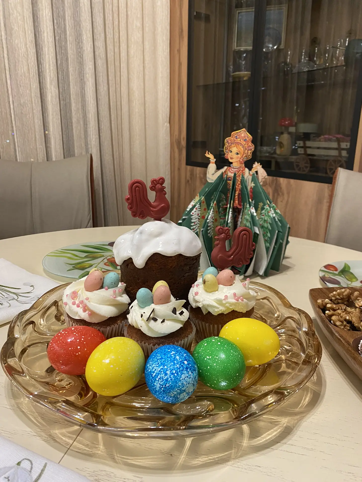 Мы с Алисой к вечеру успели покрасить яйца.