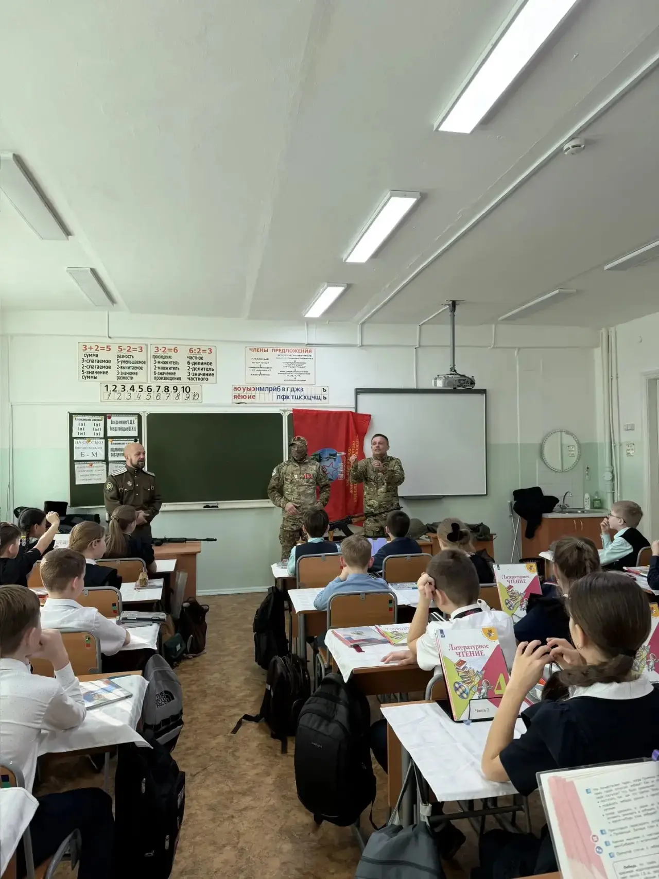 🎖️В день годовщины начала специальной военной операции к ребятам 4 «Д» класса пришли настоящие герои