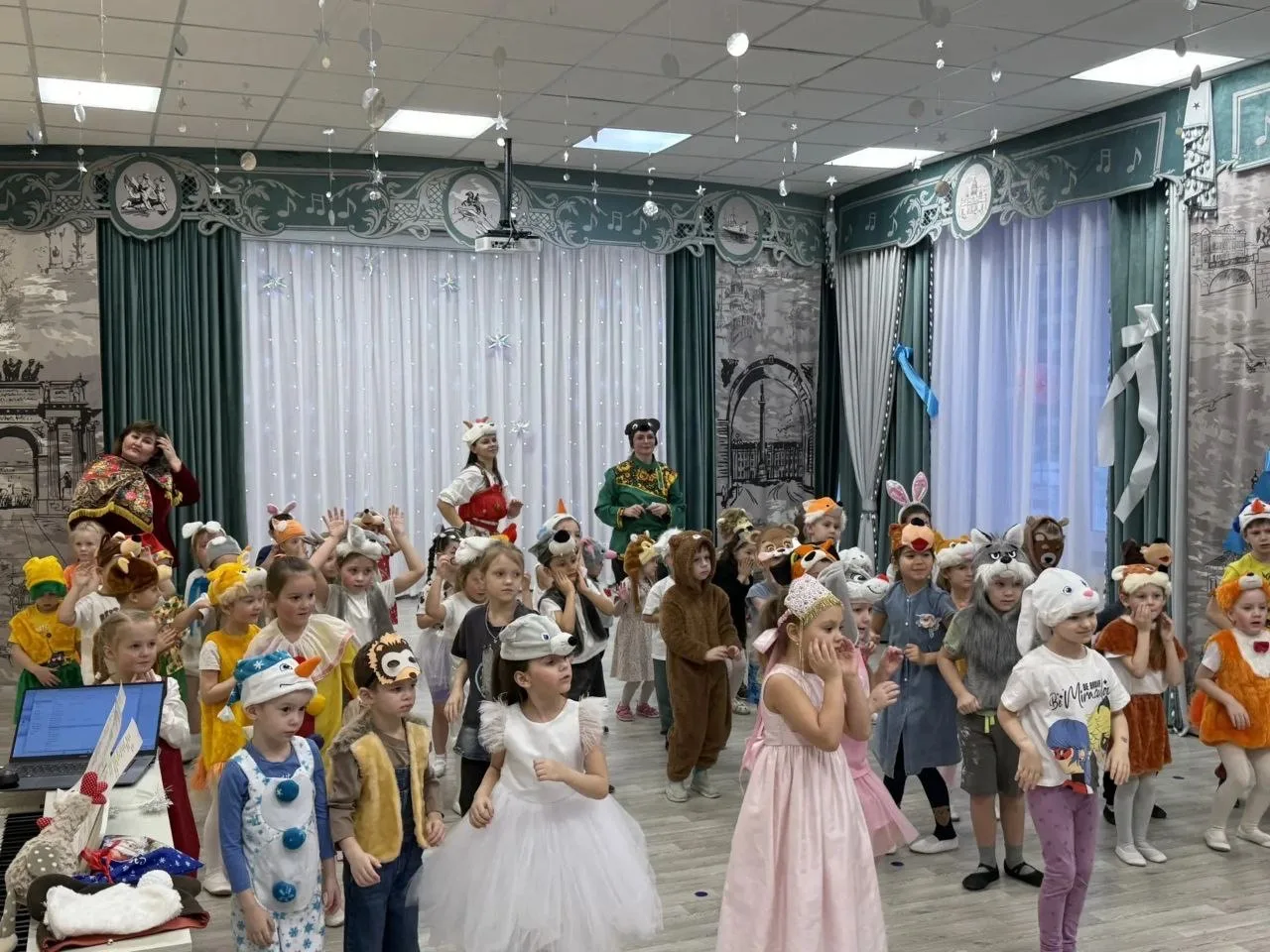 ☃️ Магия зимних праздников: колядование в нашем детском саду! Не успели отгреметь новогодние утренни