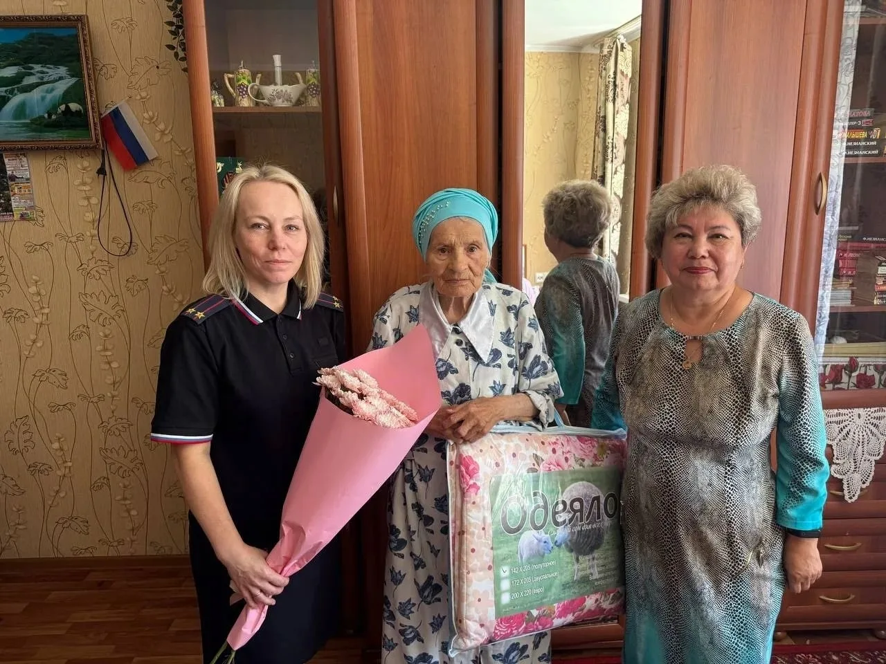 🎉 В Лениногорске поздравили с 98-летием ветерана МВД и труженицу тыла Мудиру Салахутдинову

Свой 98