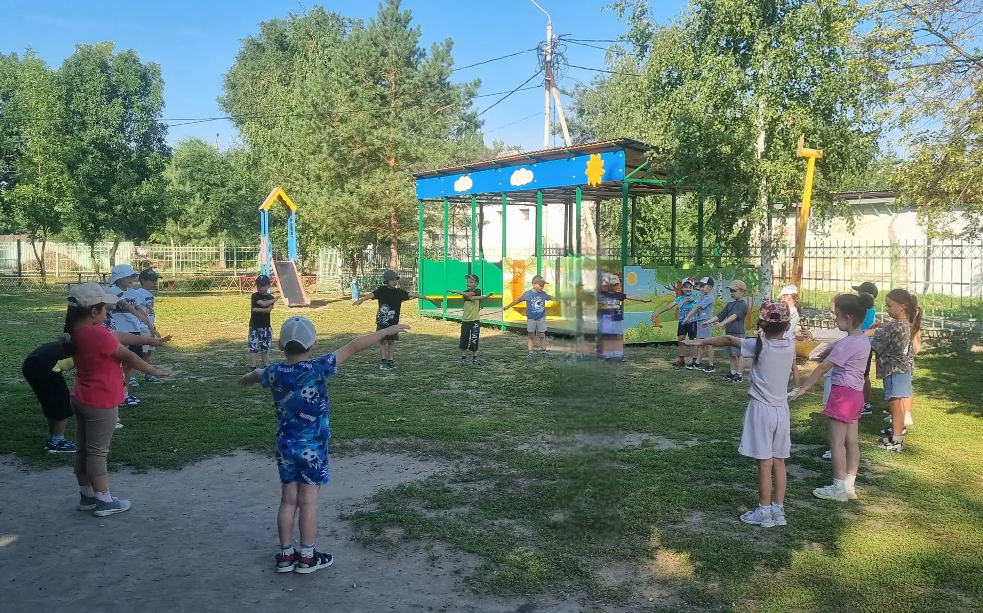 Раз, два, три, четыре, пять —
Время ножкам побежать!
Спинке бодро разогнуться,
Ручкам кверху потянут