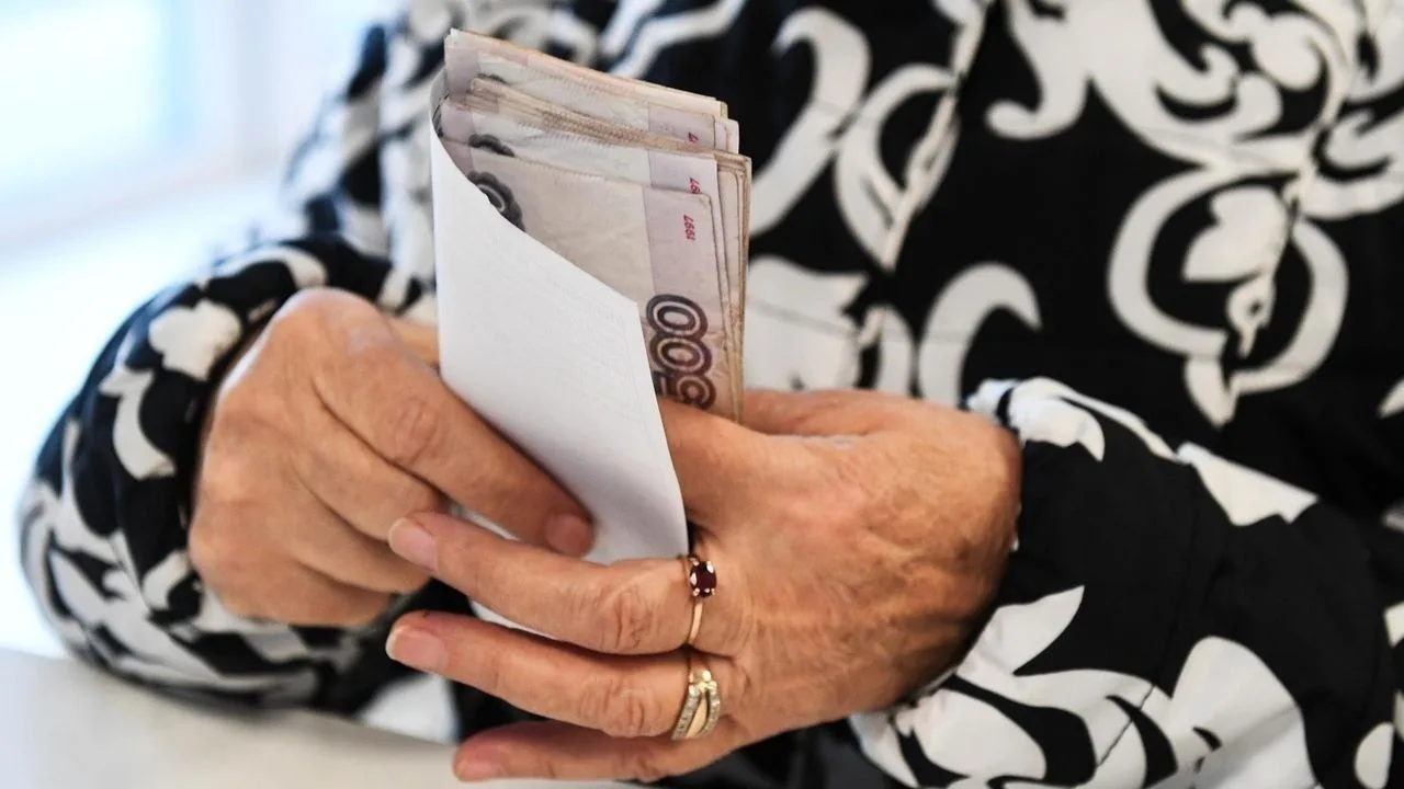 В Госдуме предложили закрепить пенсию россиян на уровне не ниже 40% от заработка.

Если назначенная 