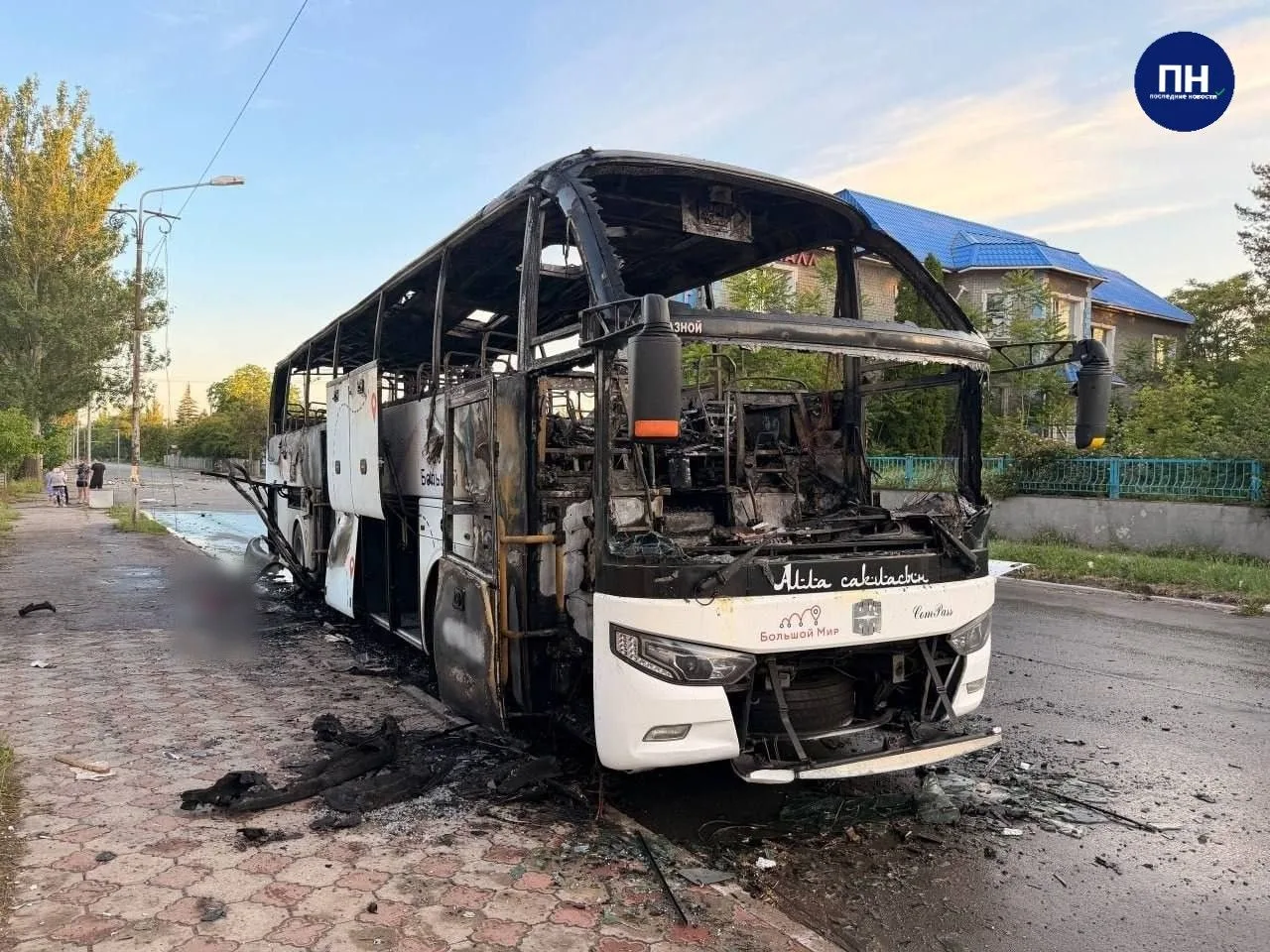 😔Дрон ВСУ ударил по рейсовому автобусу Москва - Симферополь в Енакиево.