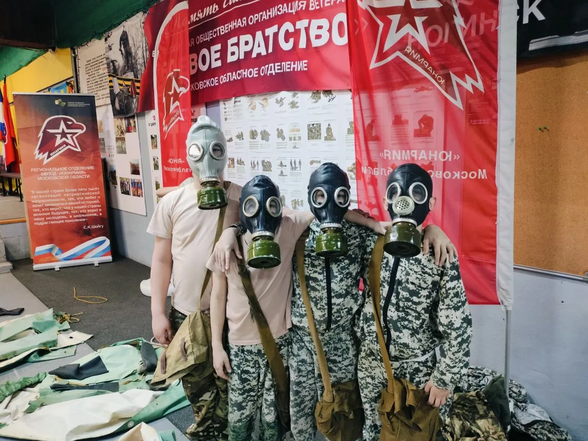 🪖 Команда казачат‑юнармейцев готовится к «Зарнице»! 🪖  Наши юные патриоты приступили к серьёзной под