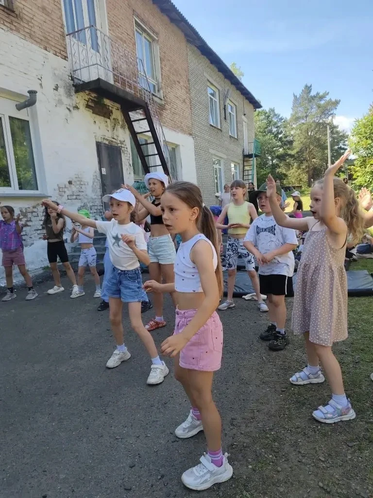 В один из последних дней нашей пришкольной площадки мы решили, что завершать смену нужно громко, ярк