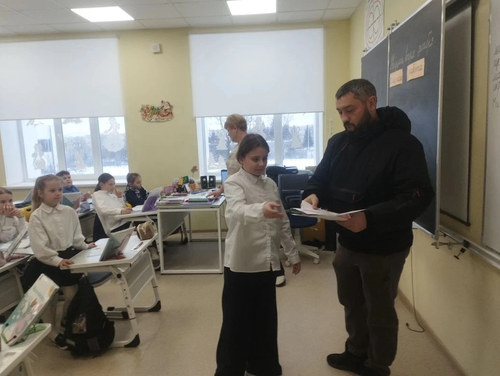 Сегодня, 22 декабря, учащиеся 3в класса передали новогодние поздравительные открытки бойцам - участн