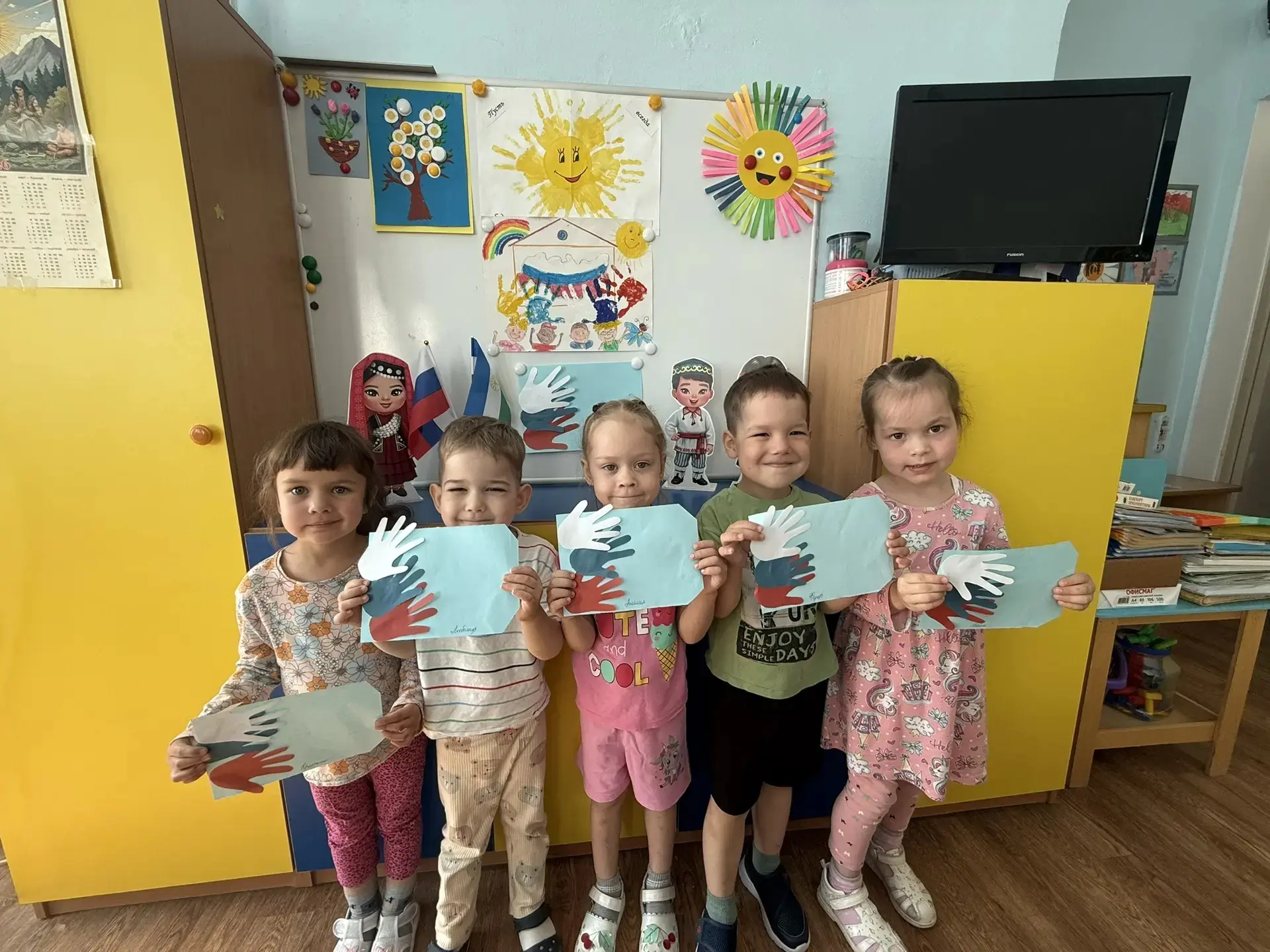 🇷🇺ФЛАГ  НАШЕЙ РОДИНЫ
🕊️2-я младшая группа "Карлугас"
👋Воспитатели: Гульшат Ришатовна, Насима Ния
