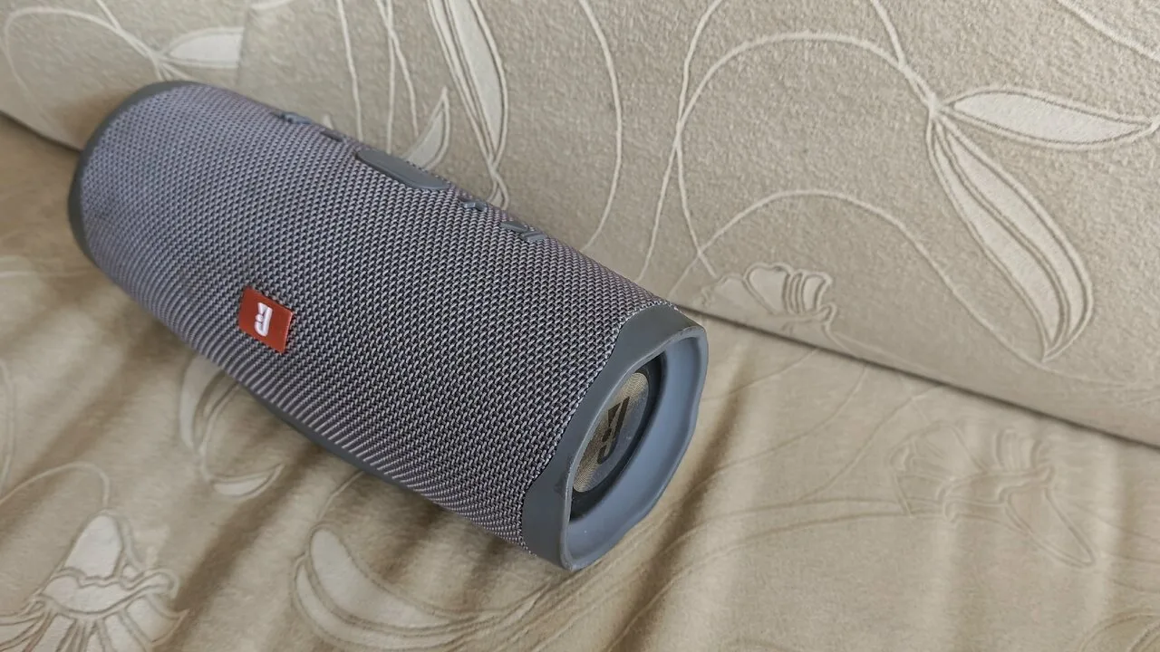Продам новую колонку колонку jbl АКБ заменены играет очень долго. Цена 1500.+79494205917