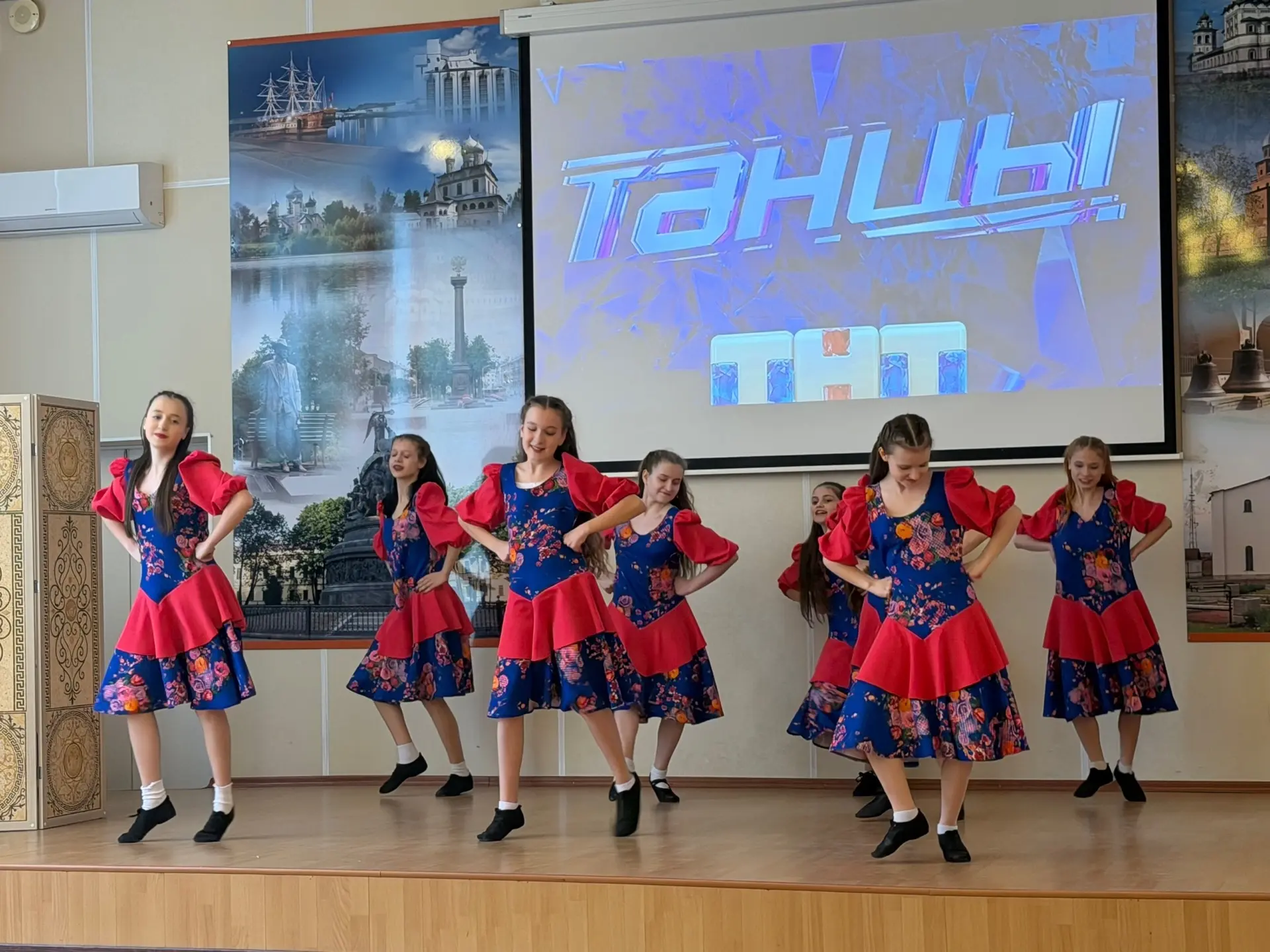 С 8 Марта, дорогие женщины нашей гимназии! 🌷  Дорогие педагоги, мамы, ученицы и сотрудницы! От всей 