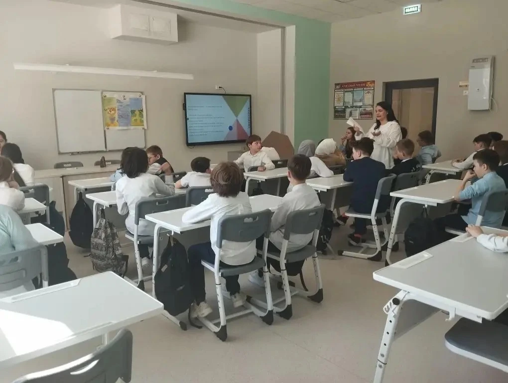 ✅Сегодня педагоги-психологи и студенты - практиканты КФУ продолжили работу с классами по профилактик
