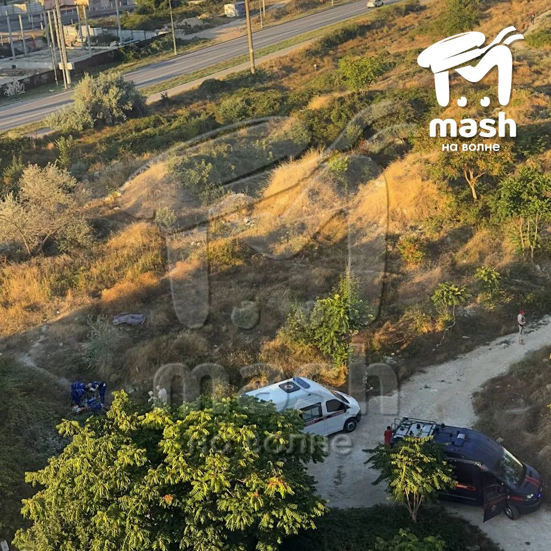 Машина взорвалась в районе Колобова в Севастополе, сообщили очевидцы.
