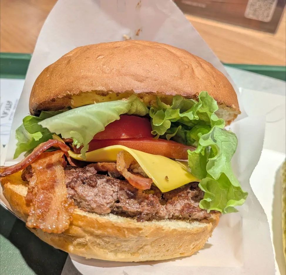 Знаете , мы пробуем БУРГЕРЫ 🍔 в других местах... Редко 😁☝🏻 Только у тех , кто кричит...