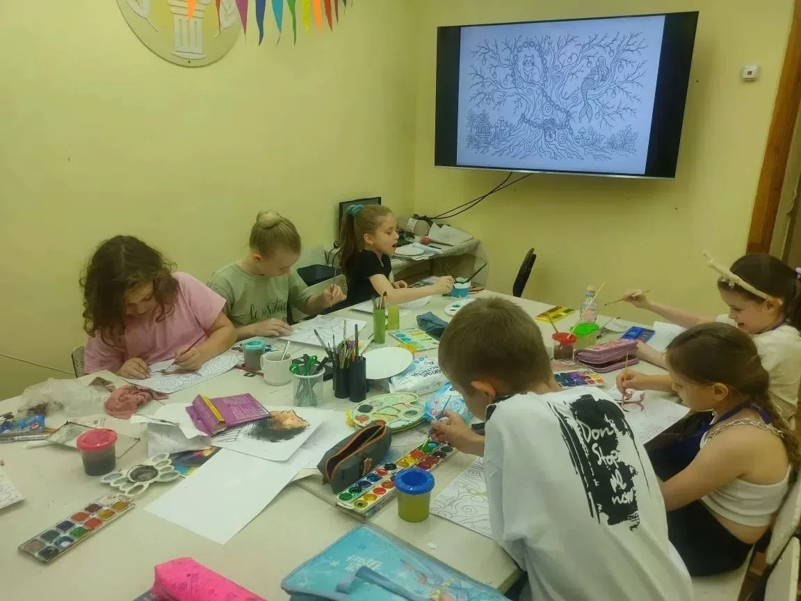✨ В клубе «Олимпия» прошло яркое мероприятие к Пушкинскому дню! 📝🎨

Ребята поучаствовали в беседе,