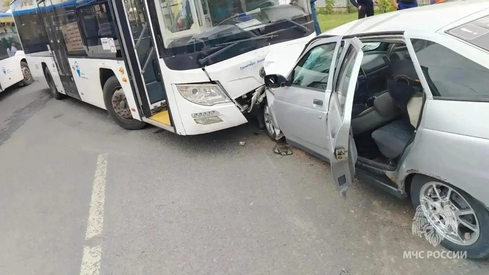 В Уфе в ДТП с автобусом зажало водителя легковушки