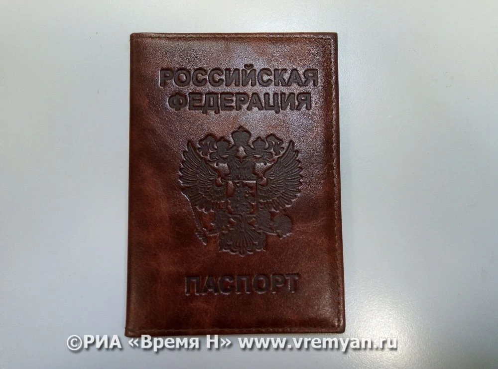 Юным нижегородцам вручили паспорта в Заксобрании в преддверии Дня флага