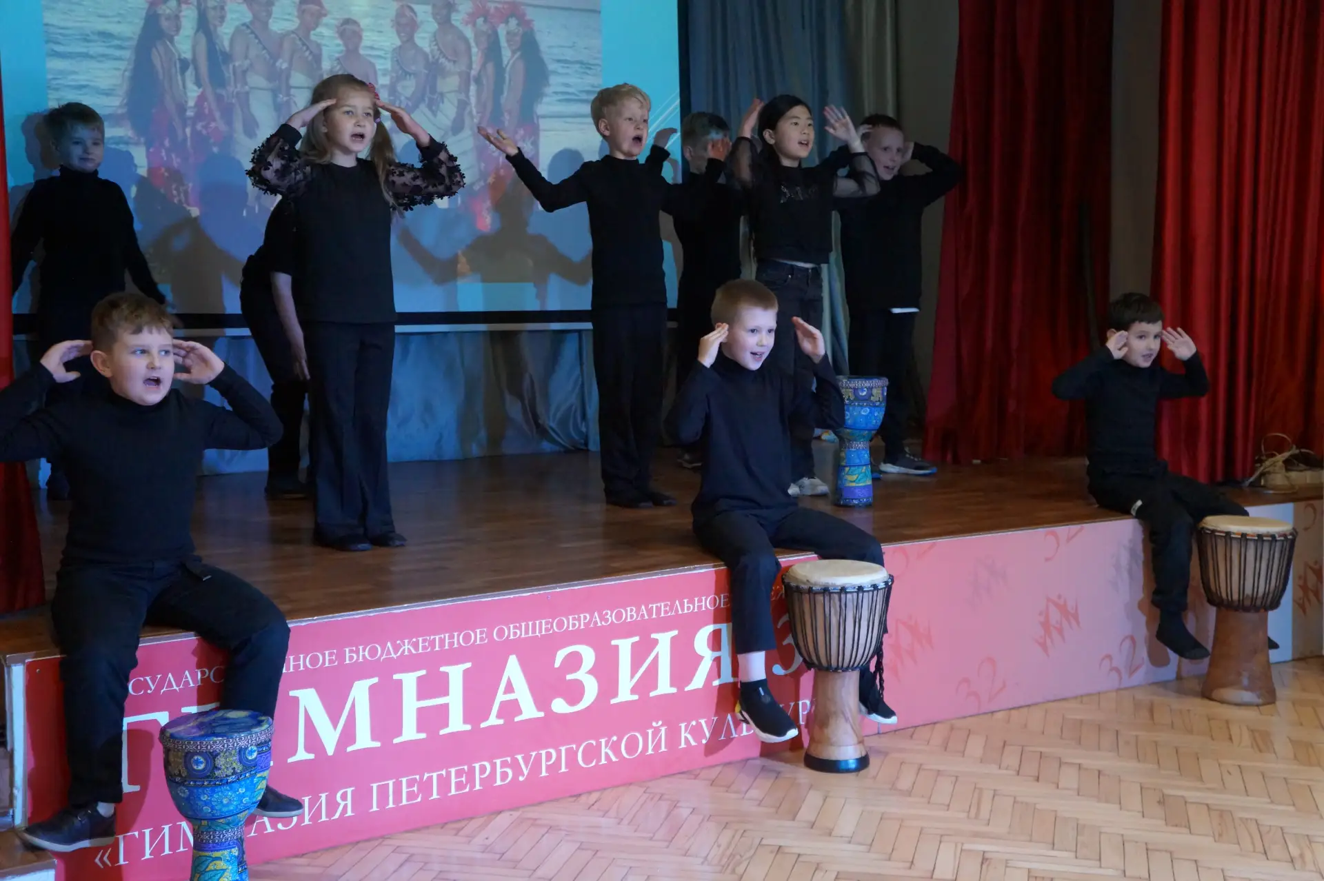 🎭🎶  Экспериментальный театр в гимназии №32: музыкальные сказки на нашей сцене!

В конце мая в гимн