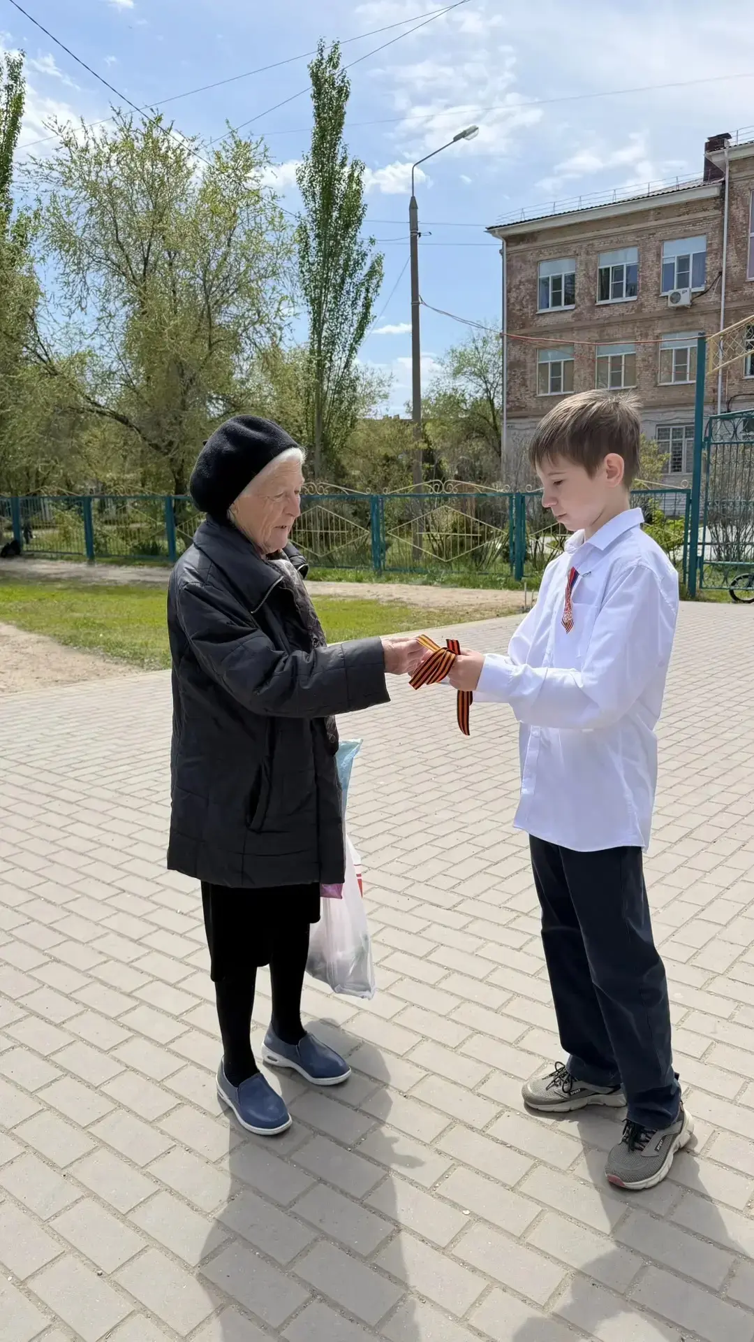 Ученики 6Д класса вышли на улицу, чтобы вручить прохожим георгиевские ленточки в рамках...