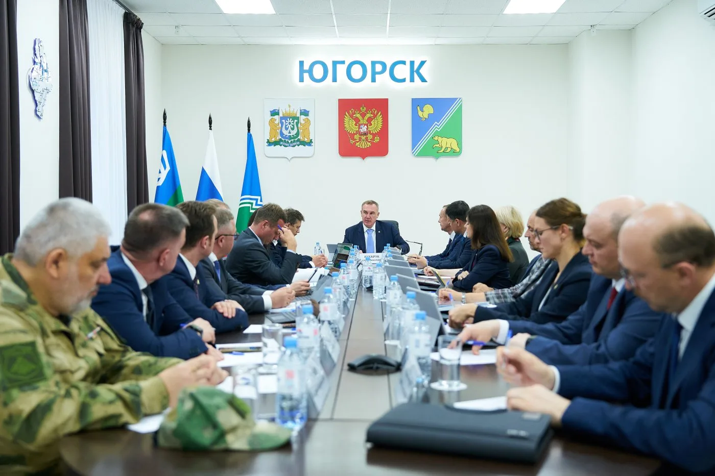 Поддержка СВО, дороги, ЖКХ: на выездном заседании Правительства Югры приняты ключевые р...