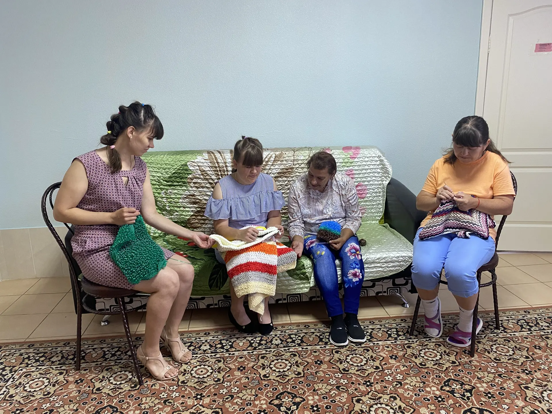 В Лысогорском доме-интернате каждый день царит особая творческая атмосфера: получатели ...