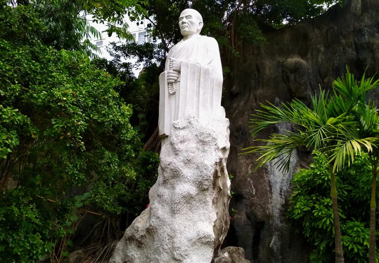 Пагода Лонг Шон в Нячанге, Вьетнам 🇻🇳  🔹 Пагода Лонг Шон - главный буддийский храм Нячанга, основанн